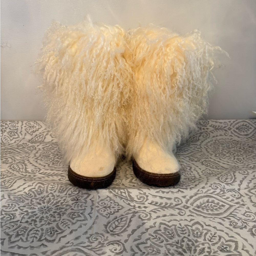 Bear paw size 10 fur boots  Runs Small
never worn